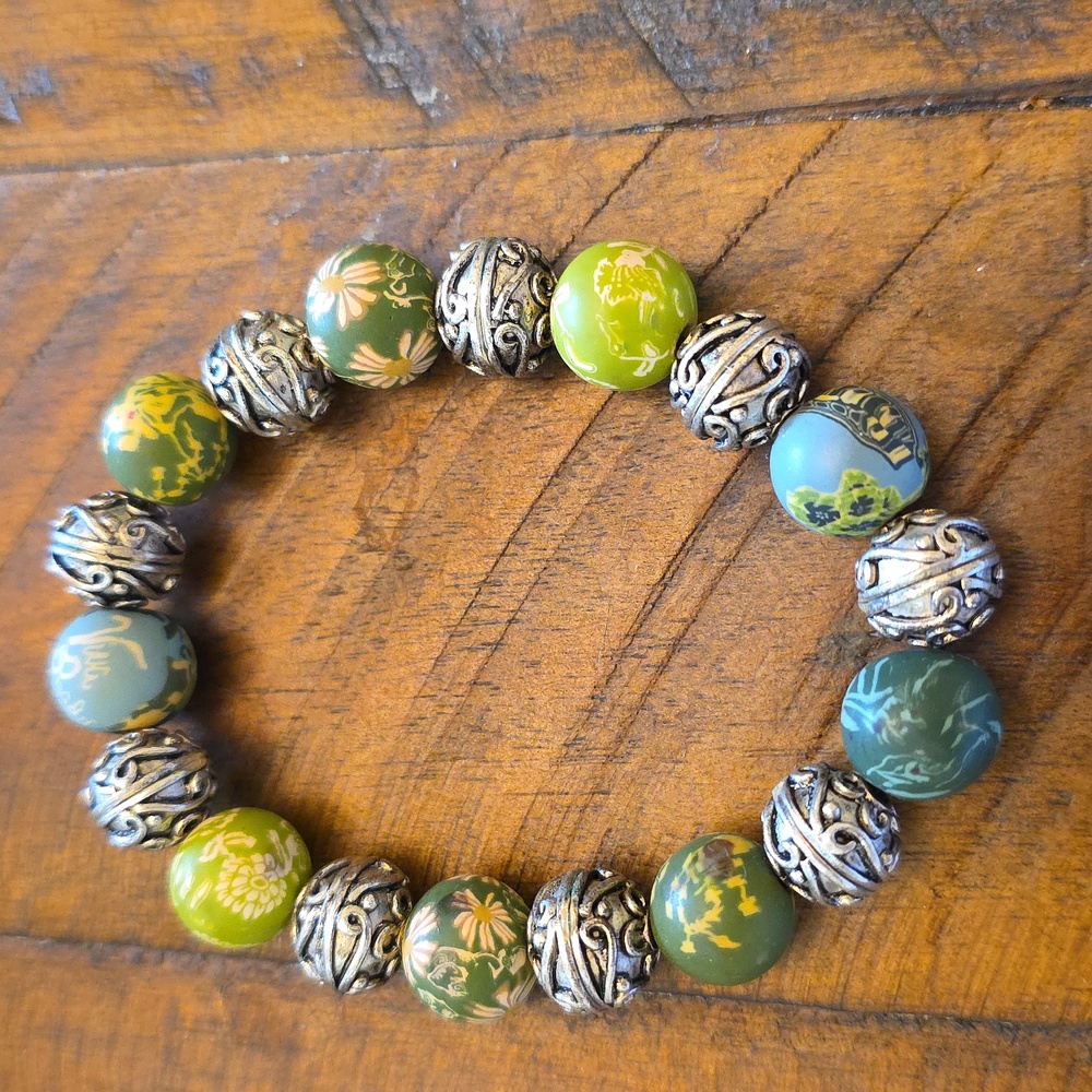 Elegant Green and Silver Beaded Bracelet